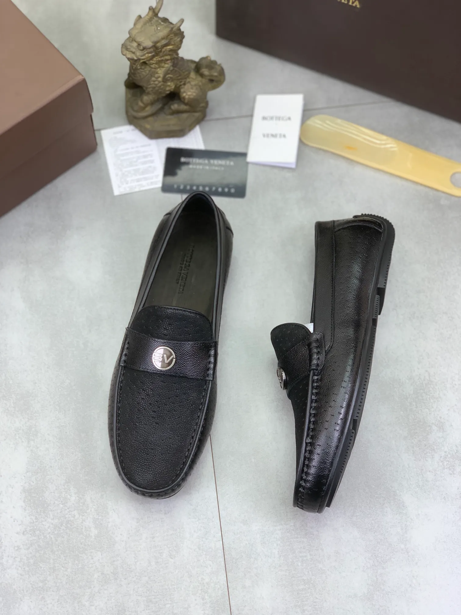 Men's shoes 💰P420 [New model] Water-dyed Niuli 💰High-quality business beanie shoes 💎💎💎 BOTTEGA VENETA official website synchronizes the latest top version of BV in the market, accepts material comparison, shoe type comparison, process comparison, practical and texture, versatile, suitable for any occasion, the more you look at it, the more it tastes. Pure hand-woven craftsmanship - Upper material, hand-woven calfskin imported from Italy 🇮🇹 - High-quality water-dyed cowhide lining - Original private model customized outsole -Size: 39-44 (38 45 can be customized) Color: black or brown optional
